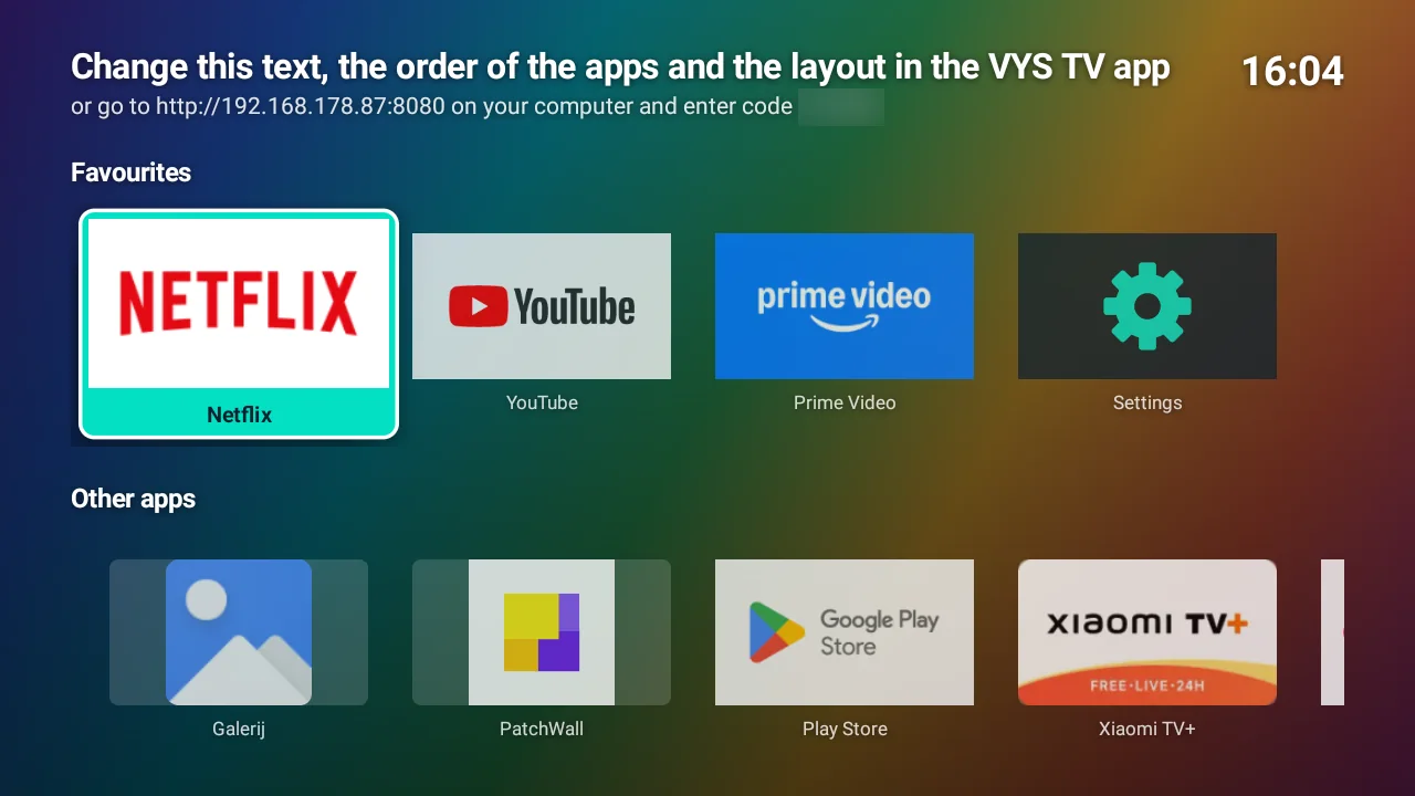 Na: het startscherm van VYS TV op dezelfde Xiaomi Mi TV Stick, met een rij favoriete apps, de overige apps, eigen tekst en een eigen achtergrond