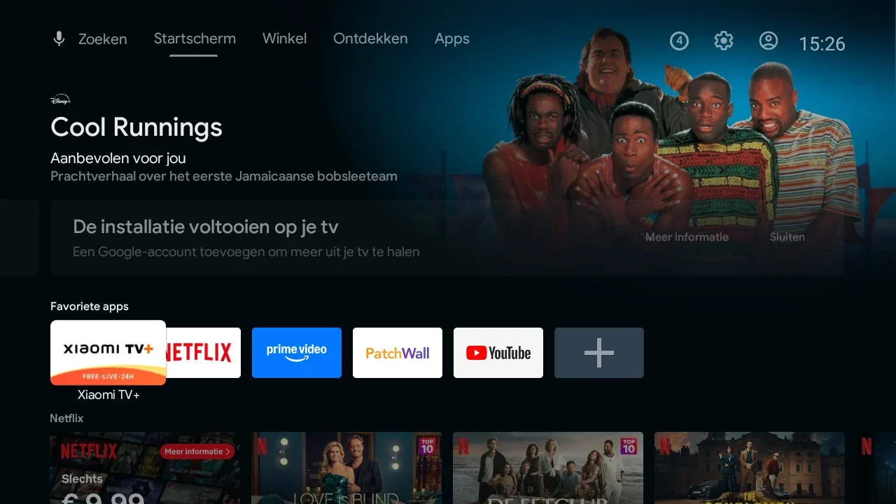 Voor: het standaard Google TV-startscherm op een Xiaomi Mi TV Stick, met een grote filmaanbeveling en rijen met reclame